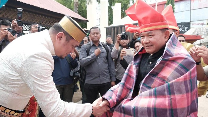 KSAD Jenderal TNI Dudung Abdurachman mendapat gelar nama adat Daeng Malewa.