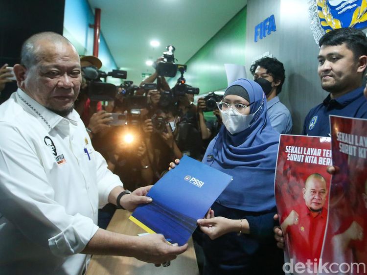 Dikawal Pendukung, La Nyalla Mattaliti Resmi Daftar Jadi Calon Ketum PSSI