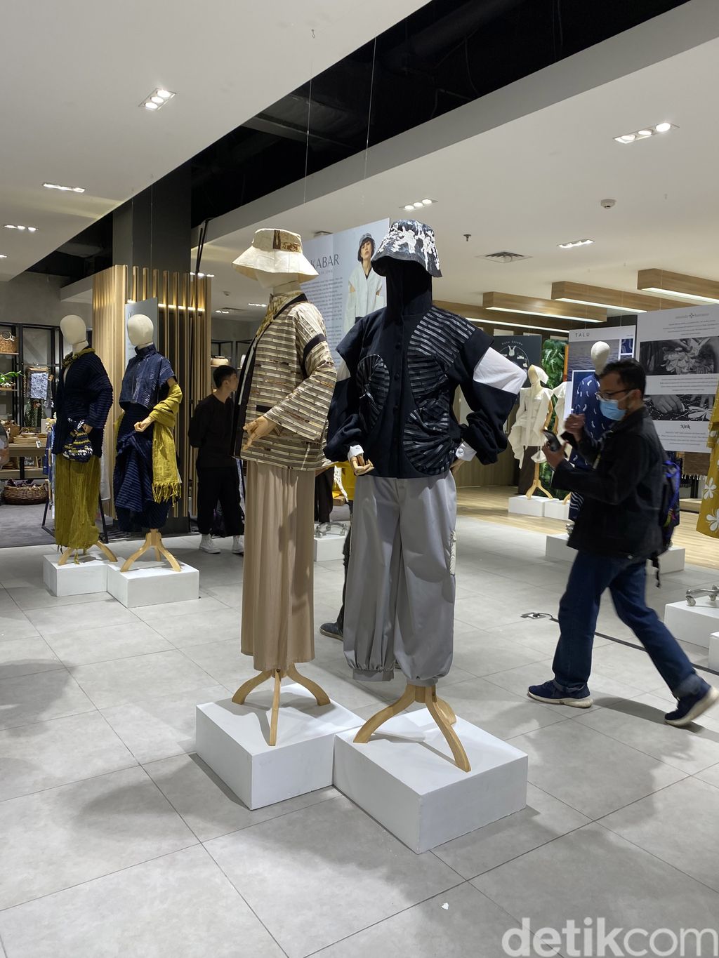 Lakon Pintu Incubator Goes To Paris Lakon Pintu Incubator Goes To Paris