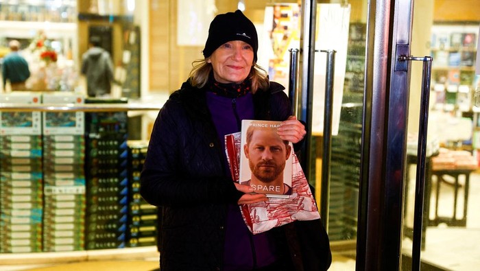 Copies of Britain's Prince Harry's autobiography 'Spare' are displayed at Waterstones bookstore, in London, Britain January 10, 2023. REUTERS/Peter Nicholls