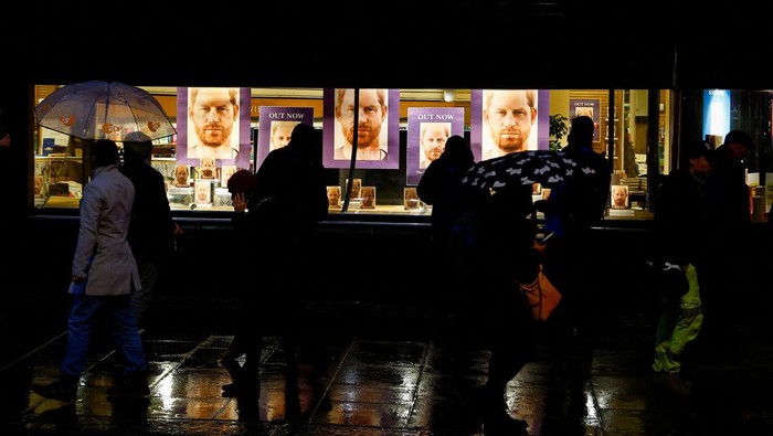 Copies of Britain's Prince Harry's autobiography 'Spare' are displayed at Waterstones bookstore, in London, Britain January 10, 2023. REUTERS/Peter Nicholls