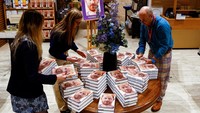 Sampai sekarang, buku yang ditulis istri Barack Obama itu telah terjual lebih dari 15 juta kopi di seluruh dunia. Sedangkan penjualan untuk Spare mencakup edisi hardcover, audio-book, dan e-book yang dijual di Amerika Serikat, Kanada, dan Inggris Raya.  