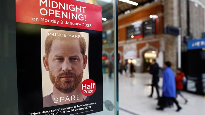 Laris Manis Buku Kontroversial Pangeran Harry, Laku 1,4 Juta Eksemplar Copies of Britain's Prince Harry's autobiography 'Spare' are displayed at Waterstones bookstore, in London, Britain January 10, 2023. REUTERS/Peter Nicholls