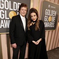 Di ajang penghargaan bagi insan film dan TV Hollywood itu, Lisa yang hadir bersama temannya, manajer artis Jerry Schilling, memilih tampilan yang sederhana tapi tetap elegan dengan vibe retro. Gaun hitam bersiluet kaftan dengan sentuhan cape menjadi andalan penyanyi tersebut. (Foto: NBC via Getty Images/Todd Williamson/NBC)