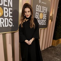 Gelang emas ular juga tampak menemani penampilan mantan istri Michael Jackson ini. Tidak ketinggalan sepasang anting berlian ikut melengkapi gayanya. (Foto: NBC via Getty Images/Todd Williamson/NBC)