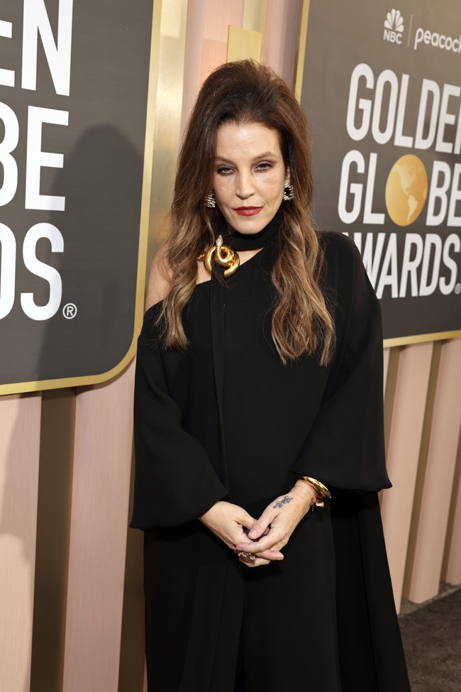 Inilah penampilan Lisa Marie Presley, putri semata wayang mendiang musisi legendaris Elvis Presley dan Priscilla Presley, di Golden Globe Awards 2023 yang digelar di Beverly Hilton, Selasa (10/1/2023), atau dua hari sebelum ia meninggal dunia. Lisa hadir untuk mendukung memberikan dukungan kepada film Elvis yang dinominasikan dalam 3 kategori. (Foto: NBC via Getty Images/Todd Williamson/NBC)