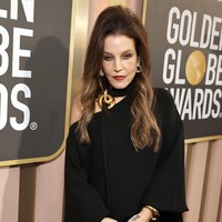 Inilah penampilan Lisa Marie Presley, putri semata wayang mendiang musisi legendaris Elvis Presley dan Priscilla Presley, di Golden Globe Awards 2023 yang digelar di Beverly Hilton, Selasa (10/1/2023), atau dua hari sebelum ia meninggal dunia. Lisa hadir untuk mendukung memberikan dukungan kepada film Elvis yang dinominasikan dalam 3 kategori. (Foto: NBC via Getty Images/Todd Williamson/NBC)