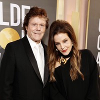 Sebagai sentuhan akhir, Lisa memilih gaya rambut updo yang semakin mempertegas kesan retro. Siapa yang menyangka jika penampilannya di karpet merah Golden Globes bakal menjadi salah satu momen terakhir sebelum meninggal. Austin Butler, pemeran Elvis Presley yang dinyatakan sebagai pemenang Best Performance by an Actor in a Motion Picture Drama, sempat berterima kasih kepada Lisa dan Priscilla dalam pidato kemenangannya. Ibu-anak tersebut yang duduk dalam satu meja sempat terlihat menangis. (Foto: NBC via Getty Images/Todd Williamson/NBC)