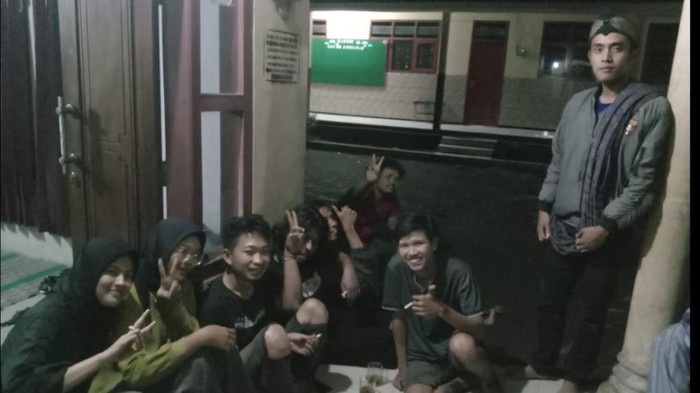 Pihak Desa, dampingi 7 Mahasiswa KKN UIN Abdurahman Wahid, Pekalongan, usai dievakuasi warga kembali ke posko KKN.