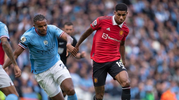 MANCHESTER, ENGLAND - OCTOBER 02: Marcus Rashford of Manchester United and Manuel Akanji of Manchester City in action during the Premier League match between Manchester City and Manchester United at Etihad Stadium on October 2, 2022 in Manchester, United Kingdom. (Photo by Visionhaus/Getty Images)