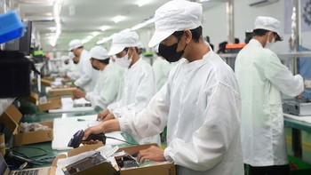 Para pekerja tengah mengemas laptop di Acer Manufacturing Indonesia (AMI) yang berlokasi di Kawasan Terpadu Acer Group, Pergudangan Marunda Center, Kabupaten Bekasi, Jawa Barat.