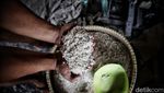 Melihat Proses Pembuatan Kue Keranjang di Cikarang