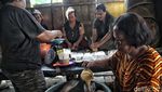 Melihat Proses Pembuatan Kue Keranjang di Cikarang