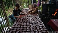 Melihat Proses Pembuatan Kue Keranjang Di Cikarang - Paperplane