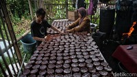 Sentra pembuatan kue keranjang milik dua bersaudara Kesih dan Imas ini sudah berdiri sejak tahun 2019. Dalam sehari, tempat ini bisa membuat 500 kilogram tepung beras ketan untuk diolah menjadi kue keranjang.