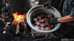 Melihat Proses Pembuatan Kue Keranjang di Cikarang