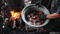 Permintaan kue keranjang meningkat jelang Imlek ini.