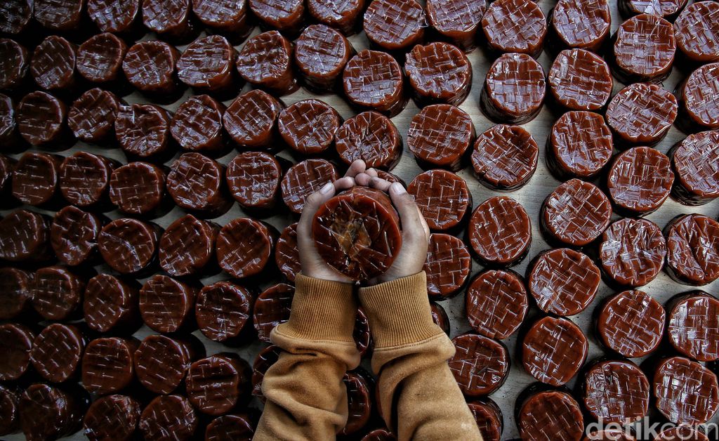 Dodol China atau kue keranjang adalah makanan khas saat perayaan Tahun Baru Imlek. Yuk lihat proses pembuatannya.