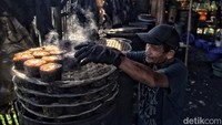 Proses pembuatan kue keranjang ini melalui pengukusannya hingga 12 jam dengan kayu bakar.