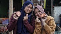Biasanya Dodol China Cikaramg menjual ke toko-toko di Jabodetabek.