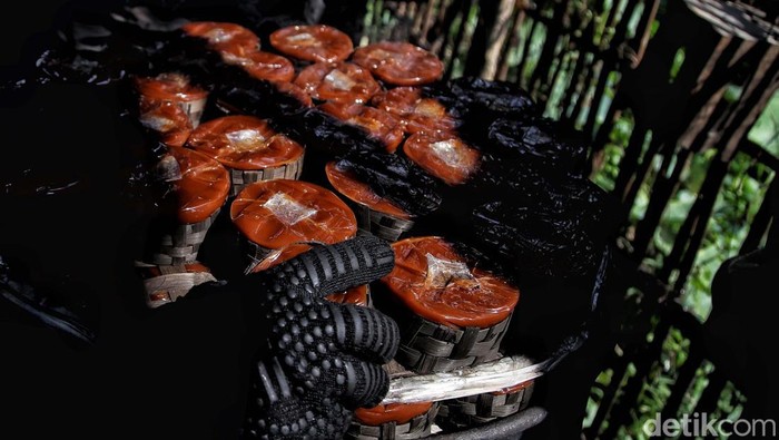 Dodol China atau kue keranjang adalah makanan khas saat perayaan Tahun Baru Imlek. Yuk lihat proses pembuatannya.