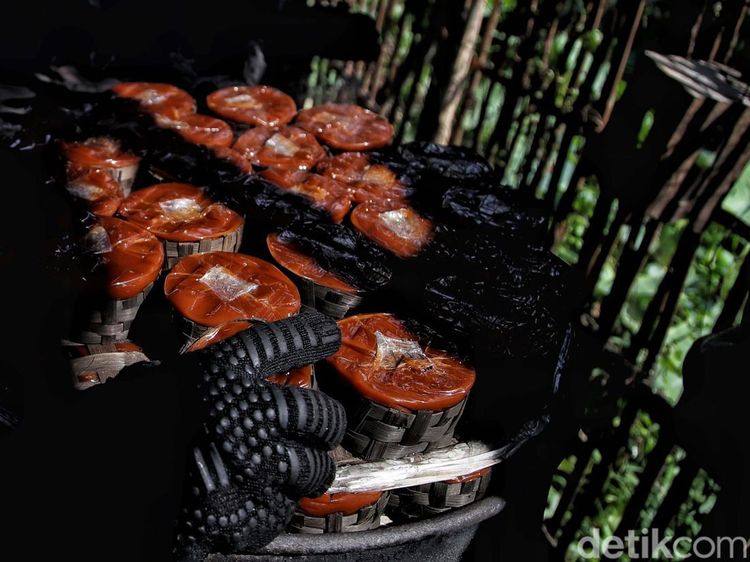 Melihat Proses Pembuatan Kue Keranjang di Cikarang