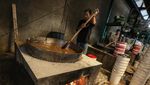 Mengintip Pembuatan Kue Keranjang yang Ramai Dipesan Jelang Imlek