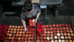 Mengintip Pembuatan Kue Keranjang yang Ramai Dipesan Jelang Imlek