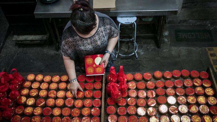 Mengintip Pembuatan Kue Keranjang yang Ramai Dipesan Jelang Imlek Jelang Imlek, pemesanan kue keranjang meningkat tajam. Rumah produksi kue keranjang pun sibuk memproduksinya.