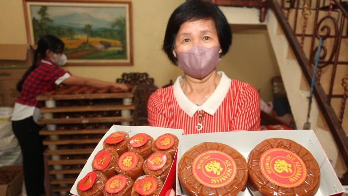 Mengintip Pembuatan Kue Keranjang yang Ramai Dipesan Jelang Imlek Jelang Imlek, pemesanan kue keranjang meningkat tajam. Rumah produksi kue keranjang pun sibuk memproduksinya.