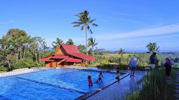 Menikmati Taman Songgo Langit Di waktu Senja yang Semakin Komplet