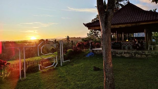 Menikmati Taman Songgo Langit Di waktu Senja yang Semakin Komplet