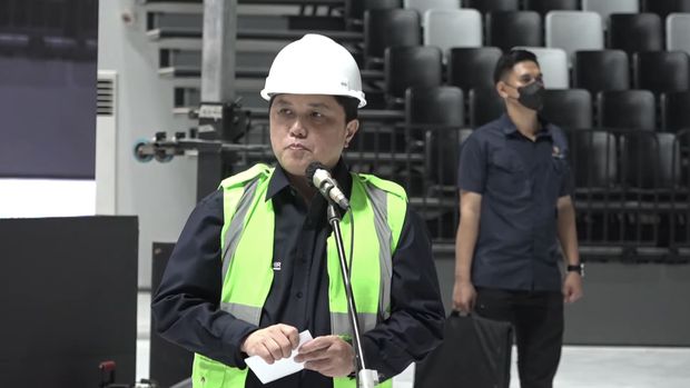 Menteri BUMN Erick Thohir memberikan sambutan dalam acara Topping Off Indoor Multifunction Stadium Gelora Bung Karno, Jakarta pada (13/1/2022). (Tangkapan Layar Youtube KemenPUPR)