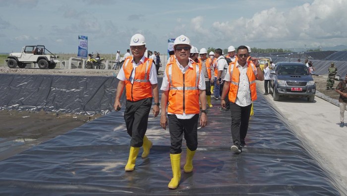 Menteri Kelautan dan Perikanan Sakti Wahyu Trenggono mengemudi jip bersama Dirjen Perikanan Budidaya TB Haeru Rahayu, Bupati Kebumen Arif Sugiyanto dan Anggota Komisi IV DPR Darori Wonodipuro saat meninjau progres pembangunan tambak budidaya udang berbasis kawasan di Kebumen, Jawa Tengah, Jumat (13/1/2023).