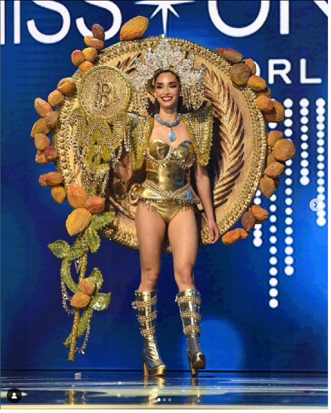 Miss Universe El Salvador 2022 Alejandra Guajardo tampil memakai busana bertemakan Bitcoin dalam sesi penjurian kostum nasional di preliminary competition Miss Universe 2022 yang berlangsung di New Orleans, Amerika Serikat, Rabu (12/1/2022) malam. Foto: Instagram