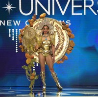 Miss Universe El Salvador 2022 Alexjandra Guajardo Sada tampil memakai busana bertemakan Bitcoin. “Penampilan ini mewakili sejarah mata uang El Salvador. Dahulu kala, biji cokelat digunakan dan kemudian colon (mata uang) hingga kemudian digantikan oleh dollar Amerika serta kemudian datanglah Bitcoin,” demikian pembawa acara Miss Universe menjelaskan soal penampilan Miss Universe El Salvador 2022. Kostum tersebut lantas berujung viral di media sosial. (Foto: Josh Brasted/Getty Images)