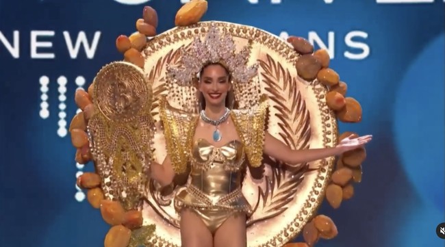 “Penampilan ini mewakili sejarah mata uang El Salvador. Dahulu kala, biji cokelat digunakan dan kemudian colon (mata uang) hingga kemudian digantikan oleh dollar Amerika serta kemudian datanglah Bitcoin,” demikian pembawa acara Miss Universe menjelaskan soal penampilan Miss Universe El Salvador 2022 Alejandra Guajardo. Foto: Instagram