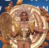 “Penampilan ini mewakili sejarah mata uang El Salvador. Dahulu kala, biji cokelat digunakan dan kemudian colon (mata uang) hingga kemudian digantikan oleh dollar Amerika serta kemudian datanglah Bitcoin,” demikian pembawa acara Miss Universe menjelaskan soal penampilan Miss Universe El Salvador 2022 Alejandra Guajardo. Foto: Instagram