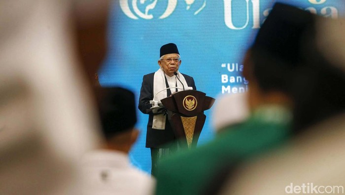 Wakil Presiden RI Maruf Amin memberikan pidato sambutan saat berlangsungnya acara Ijtima Ulama Nusantara yang digelar oleh DPP Partai Kebangkitan Bangsa (PKB) di Hotel Millenium, Jakarta, Jumat (13/1/2023).