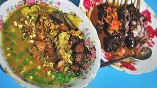 Nasi becek telah menjadi makanan khas Nganjuk sejak 1940. Uniknya, tidak pernah ada yang tahu siapa yang kali pertama berdagang nasi becek.