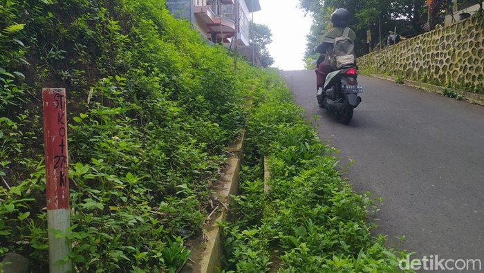 Patok tanda proyek jalan tol Jogja-Bawen di Kota Magelang. Foto diunggah Jumat (13/1/2023).