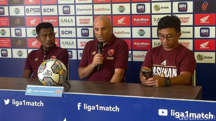 Pelatih PSM Makassar Bernardo Tavares dan pemain Safrudin Tahar