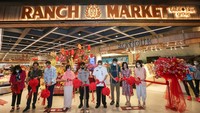 Director Kawan Lama Group Jannywati Hartini, Managing Director Kawan Lama Group Sugiyanto Wibawa, COO PT Supra Boga Lestari Tbk Gilles Pivon, CEO PT Supra Boga Lestari Tbk Meshvara Kanjaya, Kapolsek Serpong Komandan Polisi Evarmon Lubis, Kepala Dinas Perdagangan Kota Tangerang Selatan Heru Agus, CHCO PT Supra Boga Lestari, Tbk Suharno Kusumodjojo, CMMO PT Supra Boga Lestari, Tbk Maria Suwarni dan EVP of Consumer Goods and Lifestyle Blibli Fransisca Krisantia Nugraha saat pembukaan Ranch Market di Living World Alam Sutera, Tangerang.