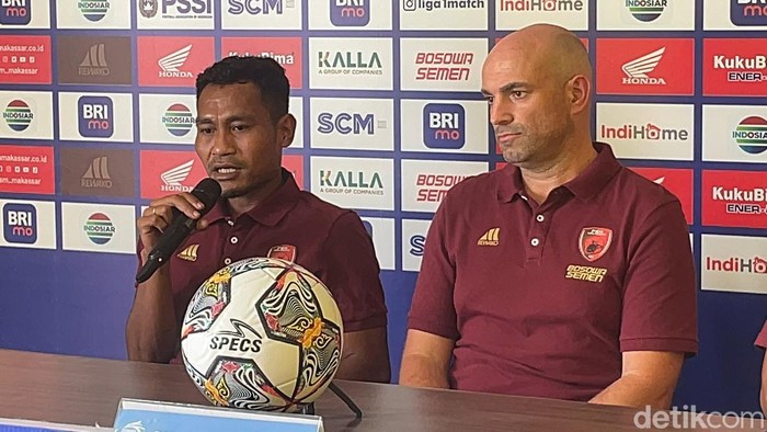 Pemain PSM Makassar Safrudin Tahar dan pelatih Bernardo Tavares