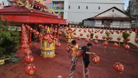 Pemasangan lampion tersebut dan sejumlah persiapan dalam rangka menyambut tahun baru imlek 2574 yang jatuh pada Minggu (22/1/2023) mendatang.