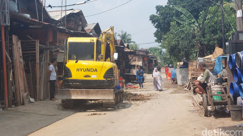 Pembangunan saluran penghubung atau got antibanjir di Jl Buluh Perindu I, Pondok Bambu, Duren Sawit, Jakarta Timur, 13 Januari 2023. (Rumondang Naibaho/detikcom)