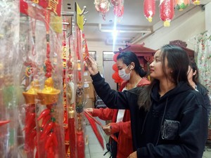 Pernak-pernik Imlek Mulai Diburu Warga Denpasar