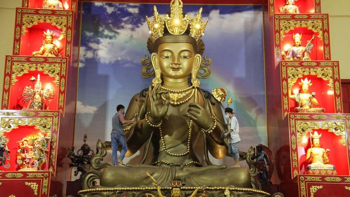 Menjelang perayaan tahun baru Imlek, umat Buddha membersihkan patung Buddha di sebuah vihara di Bogor. Nih fotonya.