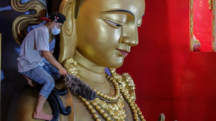 Persiapan Perayaan Imlek, Patung Buddha-Vihara di Medan Dibersihkan Menjelang perayaan tahun baru Imlek, umat Buddha membersihkan patung Buddha di sebuah vihara di Bogor. Nih fotonya.