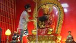 Sambut Imlek, Rupang Buddha-Vihara di Medan Dibersihkan